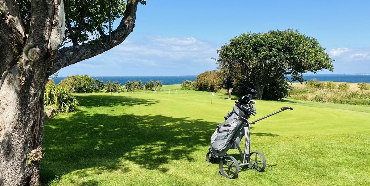 Golfplatz auf &AElig;r&oslash; mit Blick auf die d&auml;nische S&uuml;dsee