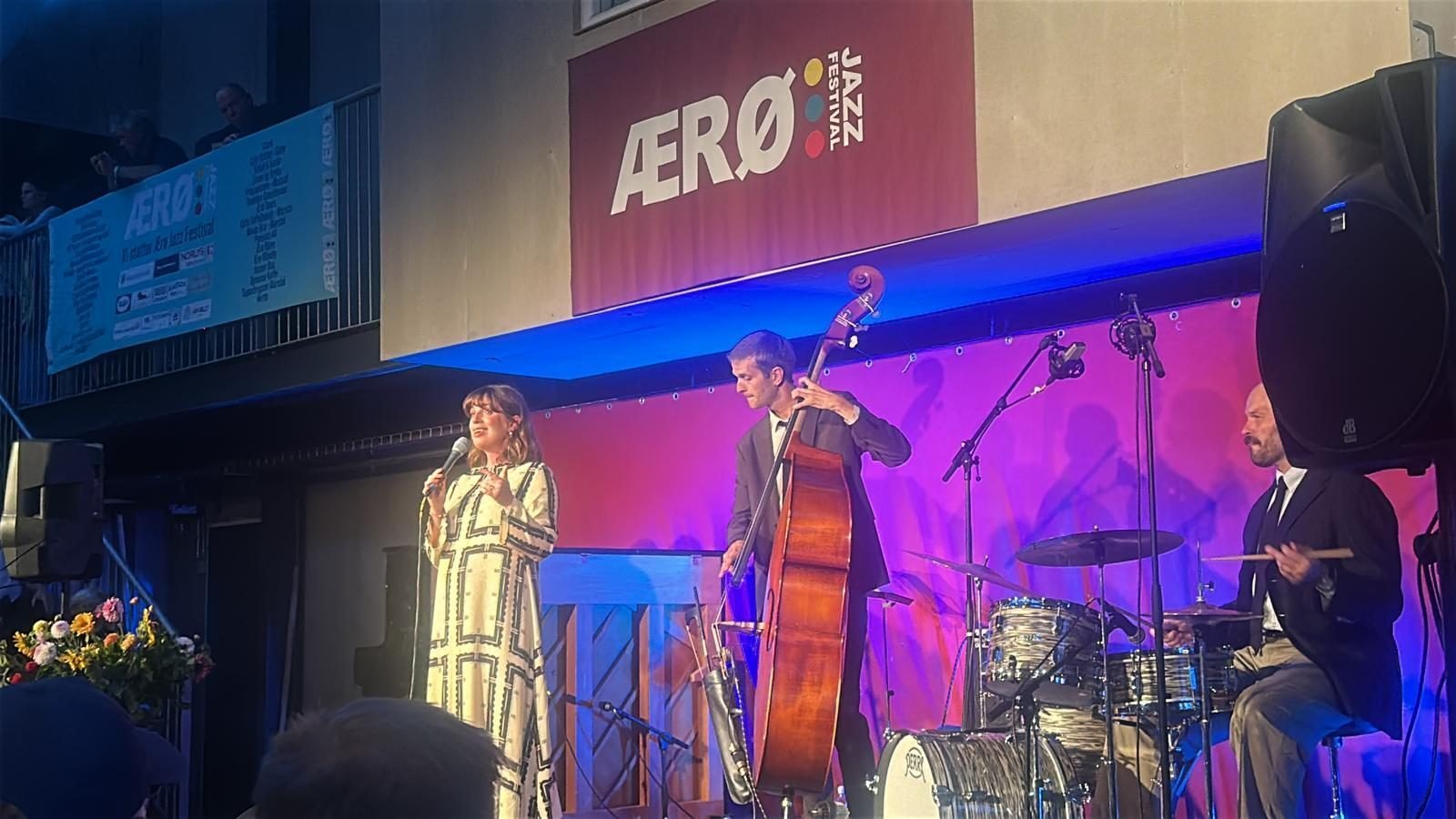 S&auml;ngerin und Band auf der B&uuml;hne des &AElig;r&oslash; Jazz Festivals