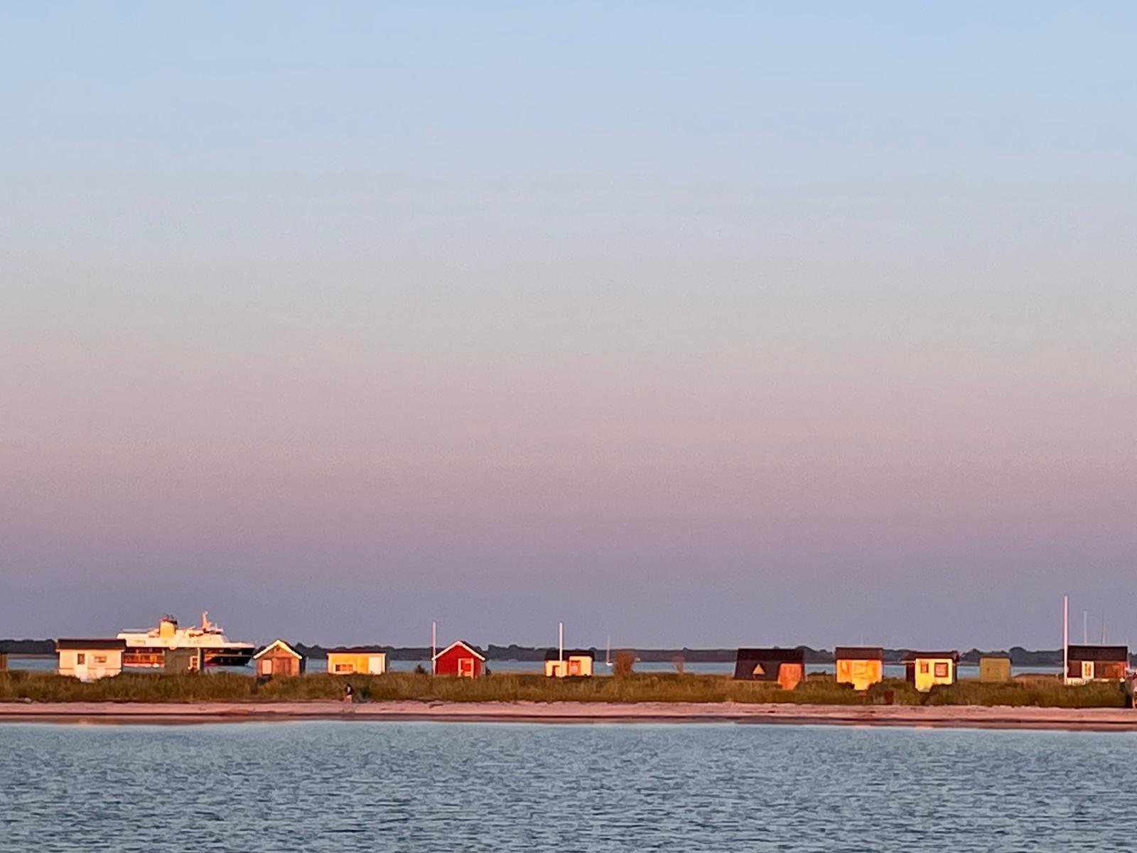 Bunte Häuser am Strand von Ærø im Sonnenuntergang