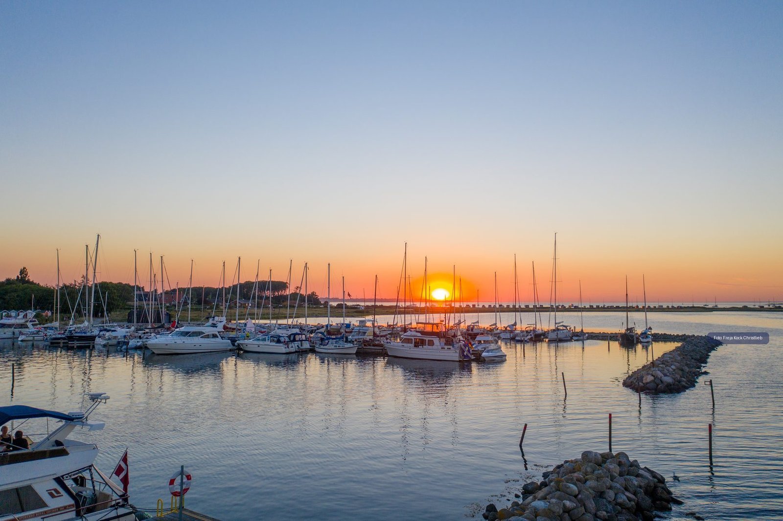 Sonnenuntergang &uuml;ber dem Jachthafen von &AElig;r&oslash;sk&oslash;bing