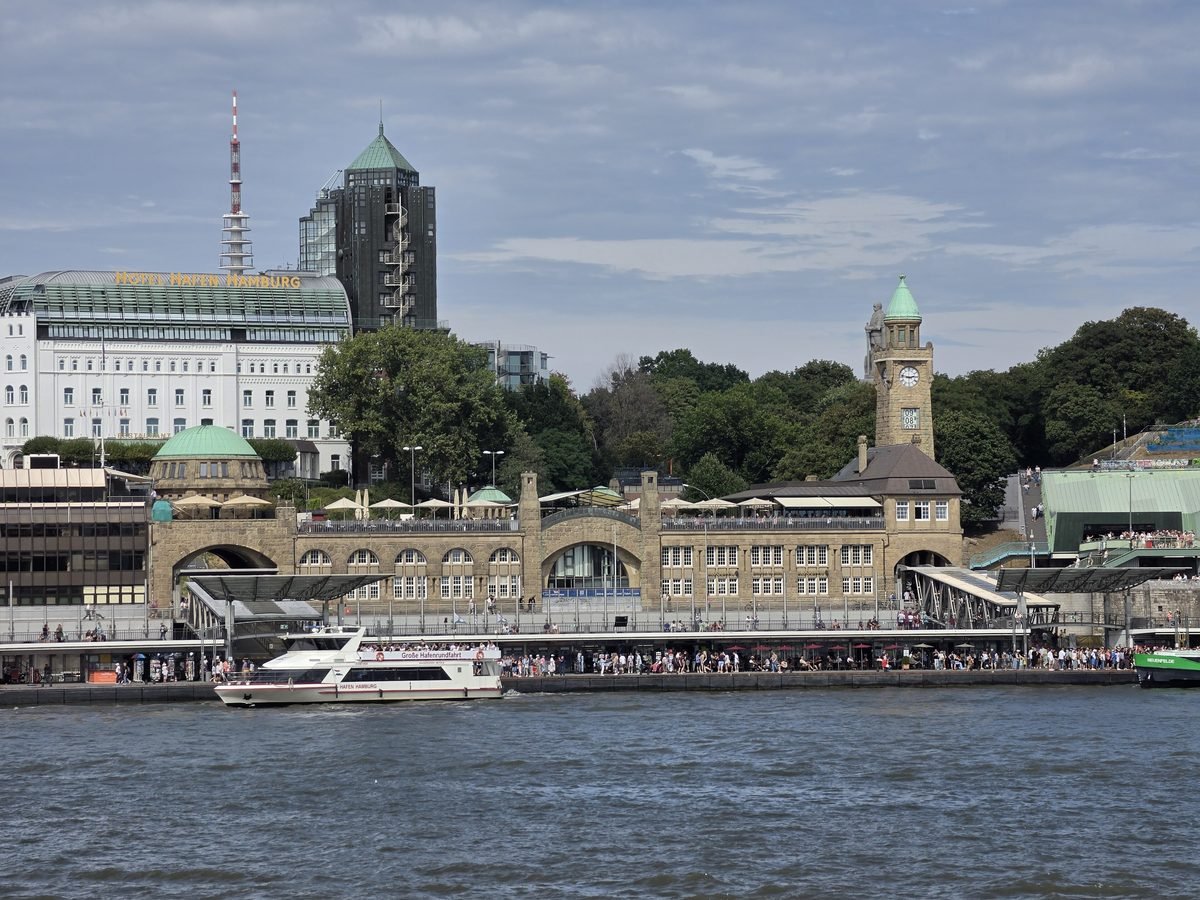 St. Pauli-Landungsbrücken an der Elbe in Hamburg