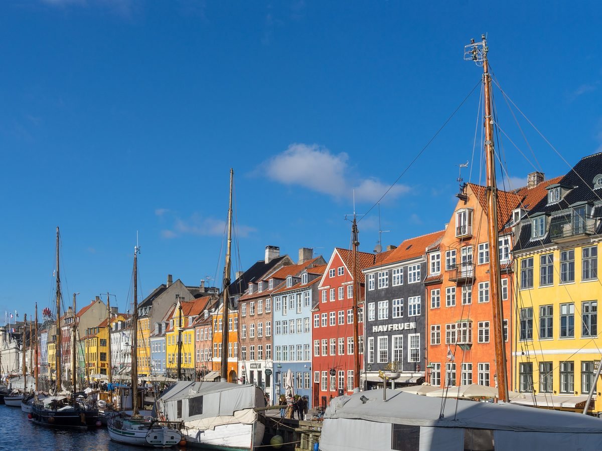 Bunte Häuser und Segelschiffe am Nyhavn in Kopenhagen