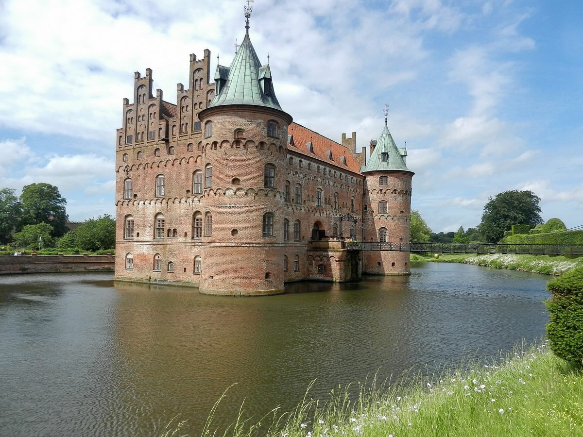 Wasserschloss Egeskov auf F&uuml;nen, gespiegelt im Schlossgraben