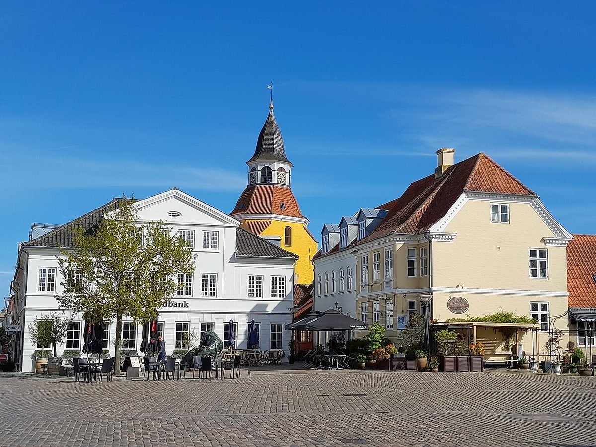 Marktplatz von Faaborg mit dem historischen Glockenturm