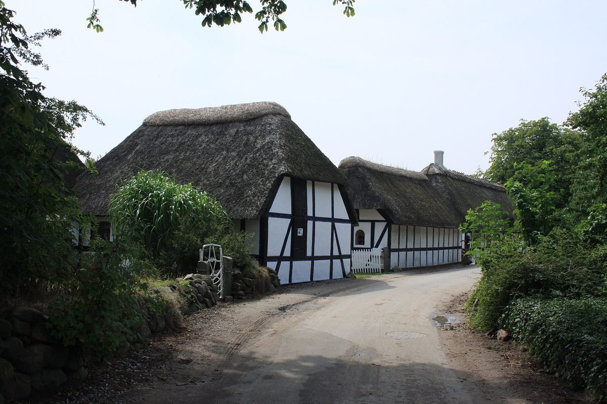 Reetgedeckte H&auml;user im Dorf auf der Insel Ly&oslash; in der d&auml;nischen S&uuml;dsee