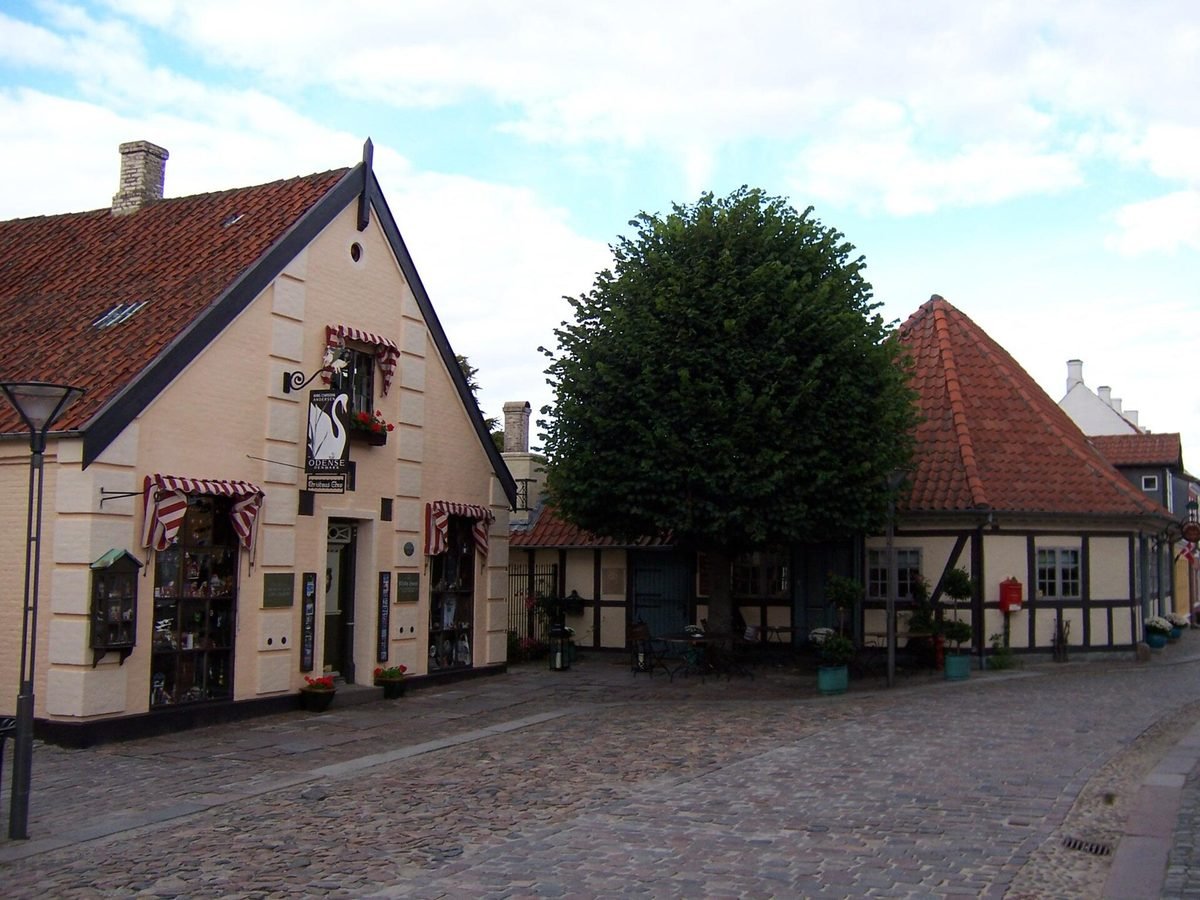 Gasse mit kleinen historischen H&auml;usern in der Altstadt von Odense