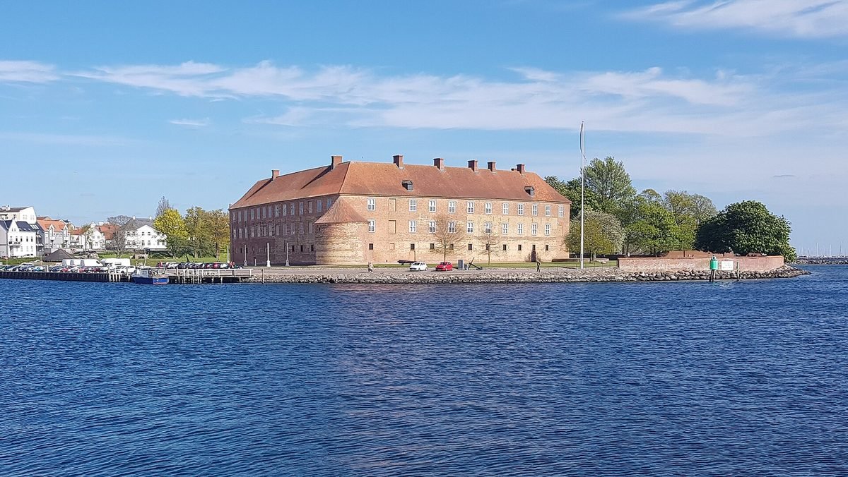 Schloss Sønderborg am Wasser unter blauem Himmel