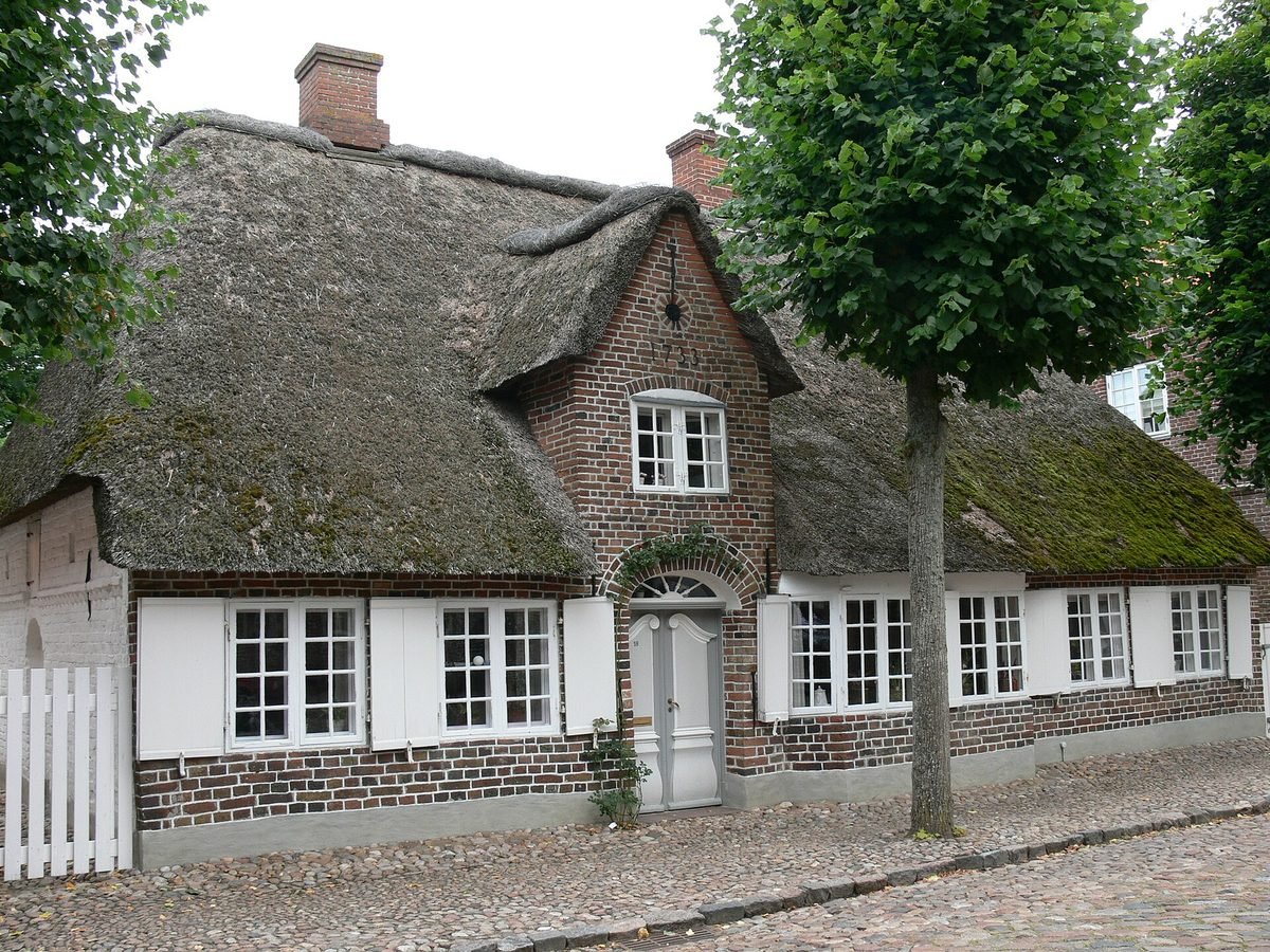 Reetgedecktes Backsteinhaus in der Slotsgade von Møgeltønder in Südjütland