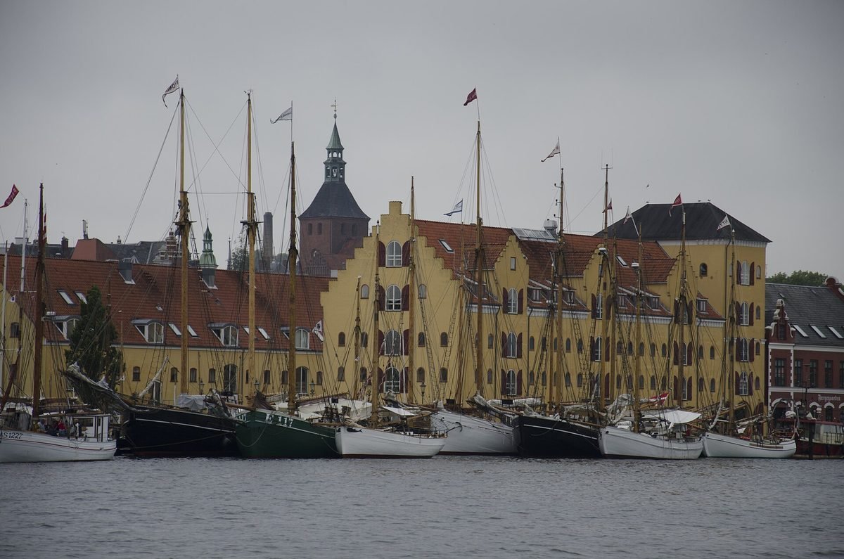 Hafen von Svendborg mit historischen Segelschiffen vor gelben Speicherhäusern