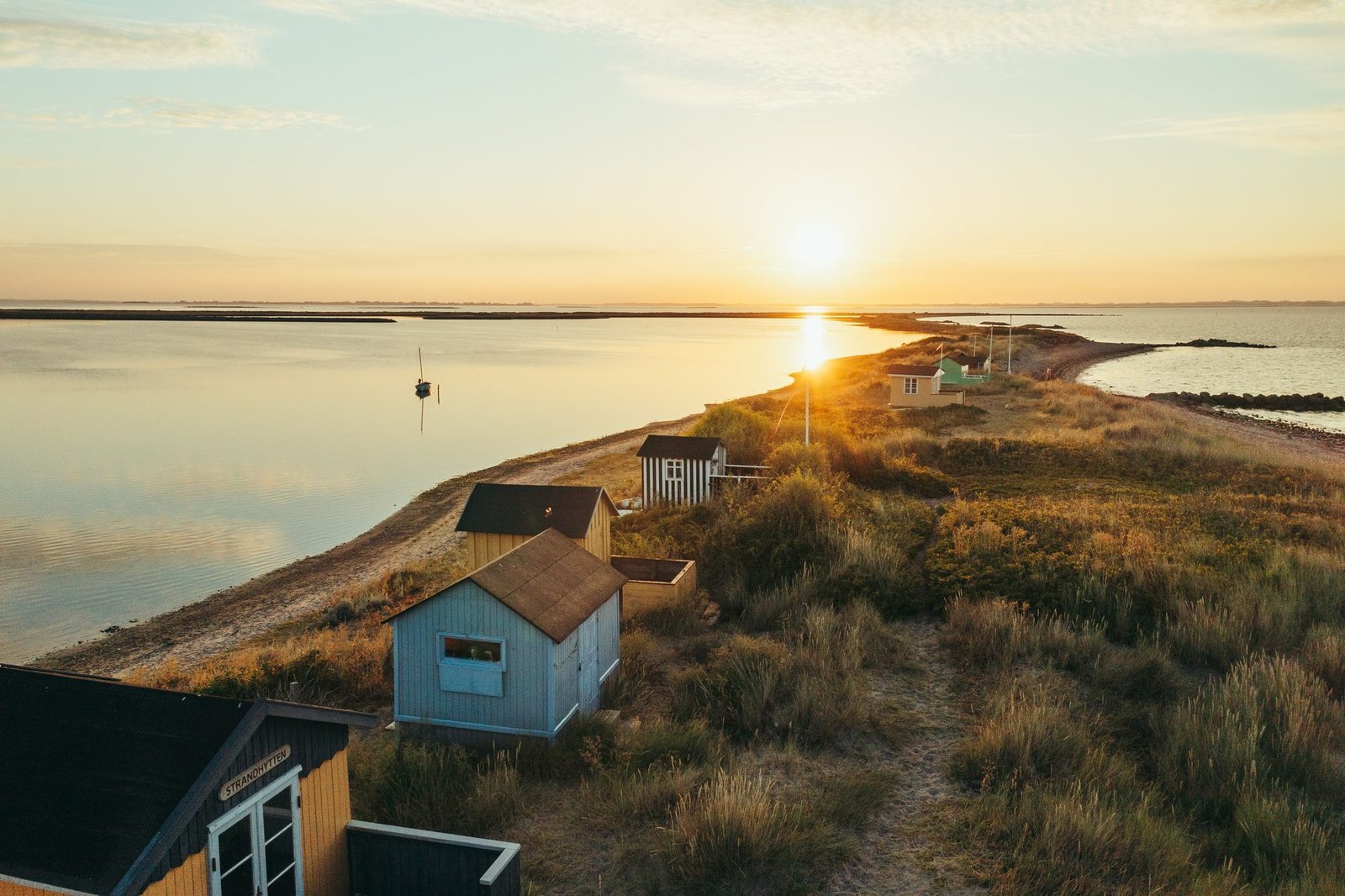Bunte Badeh&auml;user am Strand von Marstal im Sonnenuntergang