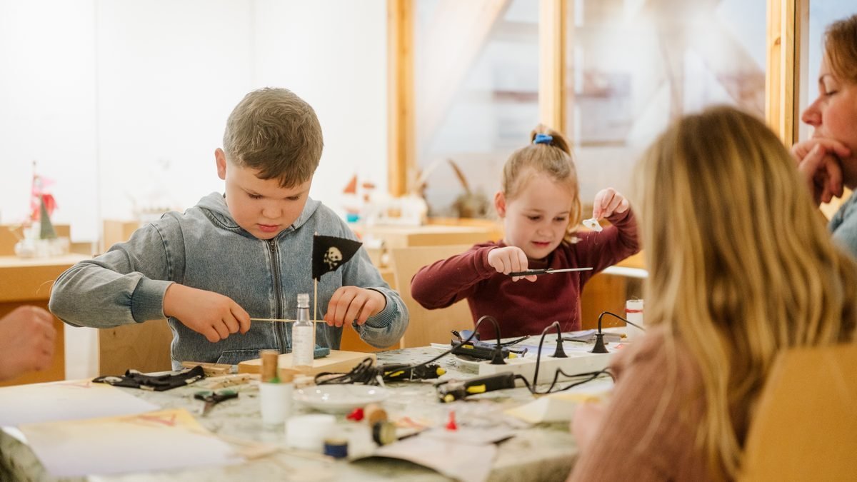 Kinder beim Basteln im S&ouml;fartsmuseum Marstal