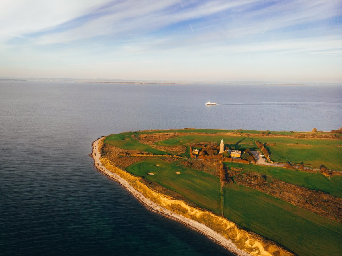 Luftaufnahme des &AElig;r&oslash; Golf Klub mit Skjoldn&aelig;s Fyr