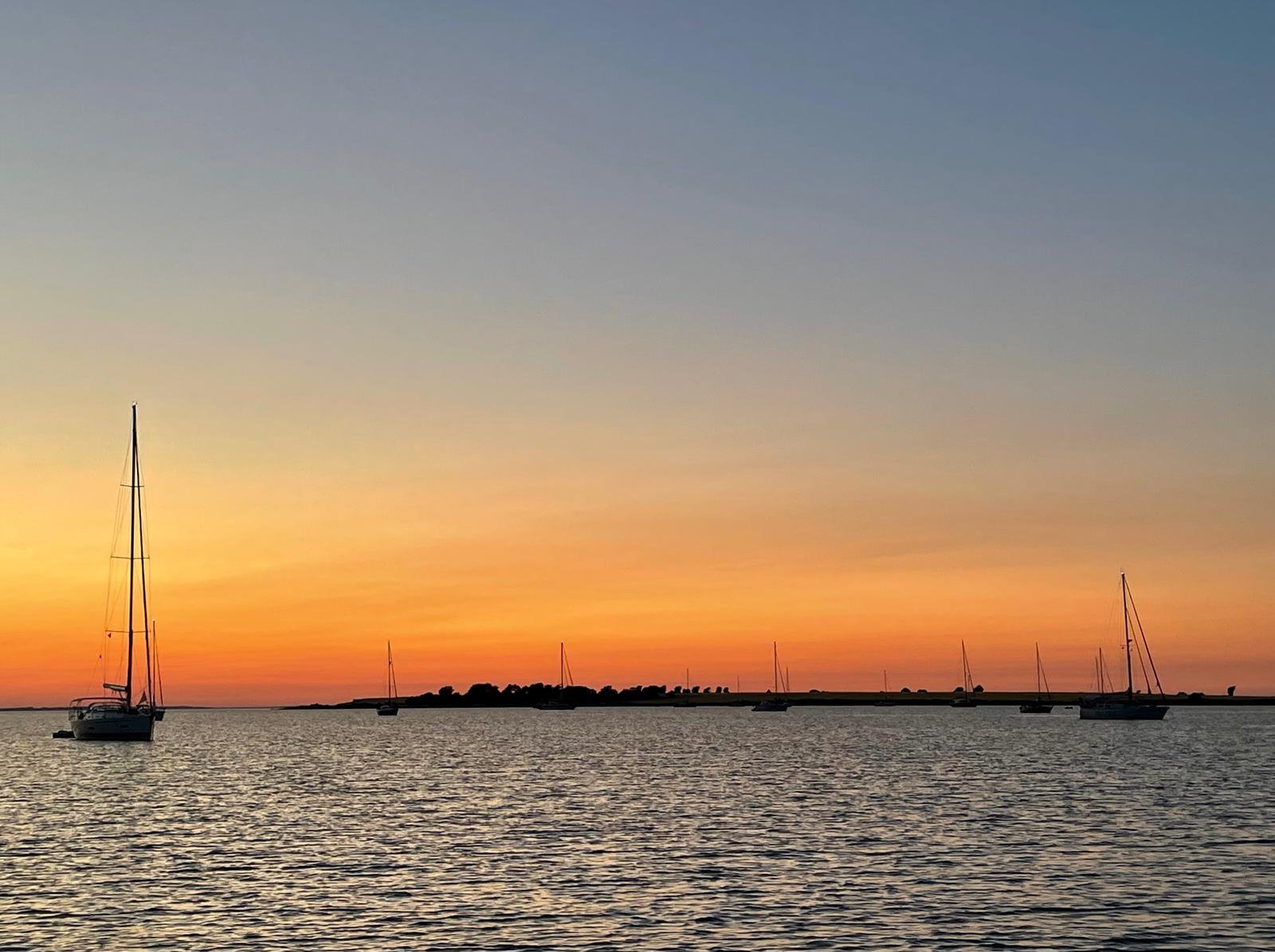 Segelboote vor Anker im Sonnenuntergang bei &AElig;r&oslash;