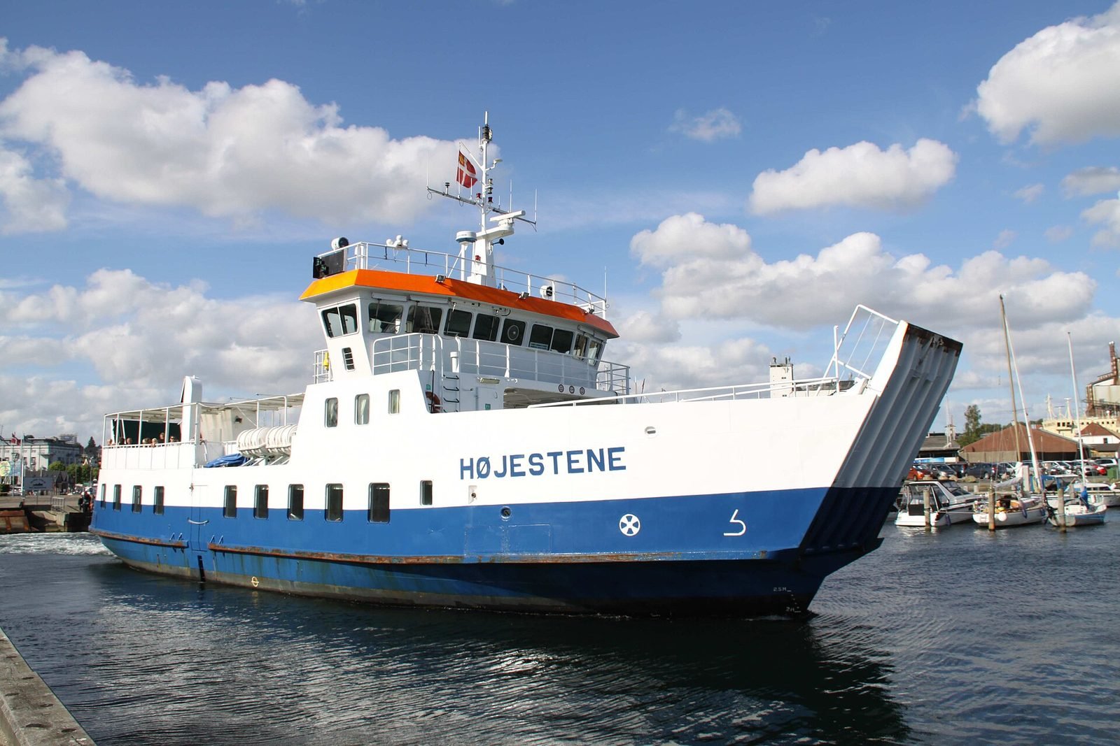 Die kleine Inself&auml;hre H&oslash;jestene im Hafen von Svendborg