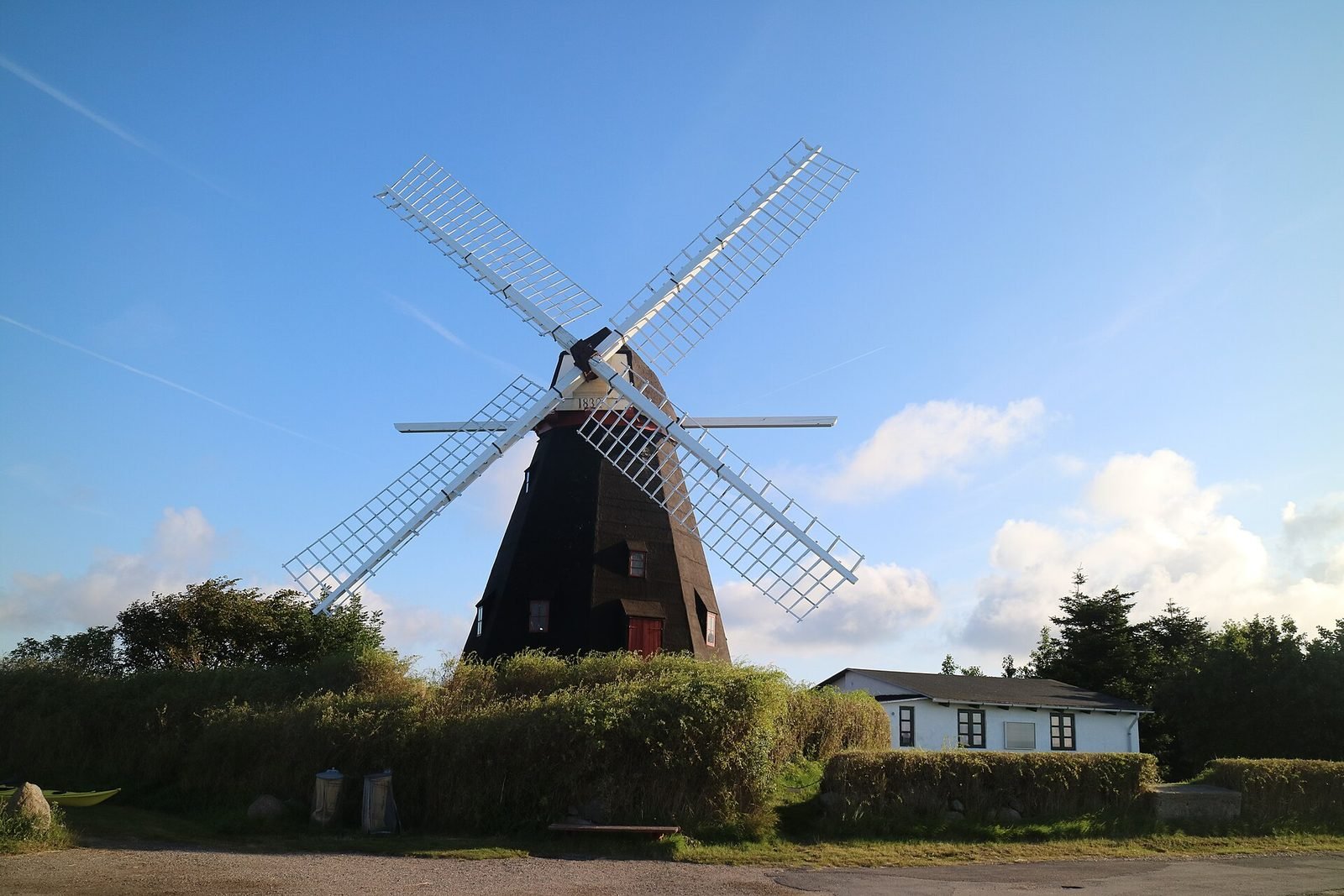 Die schwarze Windm&uuml;hle von Stryn&oslash; unter blauem Himmel