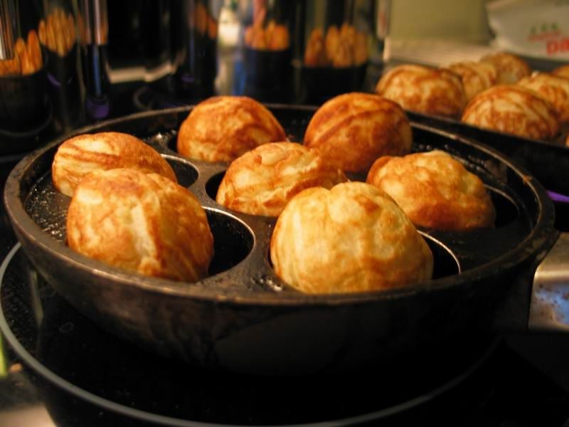 Goldbraune &AElig;bleskiver in einer gusseisernen &AElig;bleskiver-Pfanne